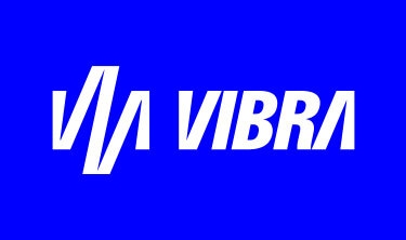 Logomarca Vibra Energia na cor branca em um fundo azul