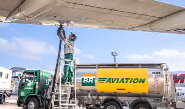 Vibra começa a abastecer com Diesel HVO caminhões em operação no aeroporto de Guarulhos