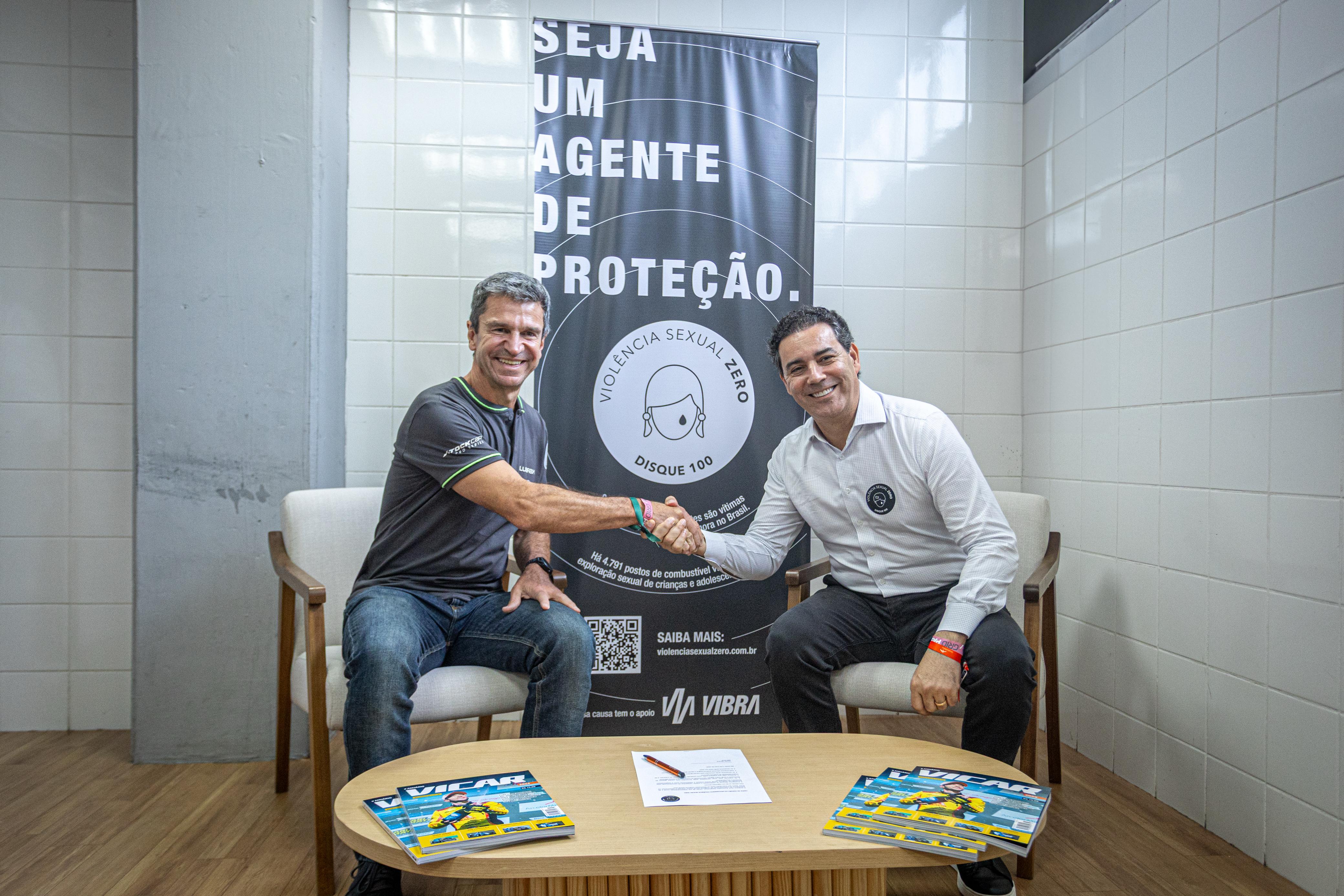 Ernesto Pousada, CEO da Vibra, e Lincoln Oliveira, CEO da Vicar, assinam documento em Interlagos Créditos- Rodrigo Guimarães