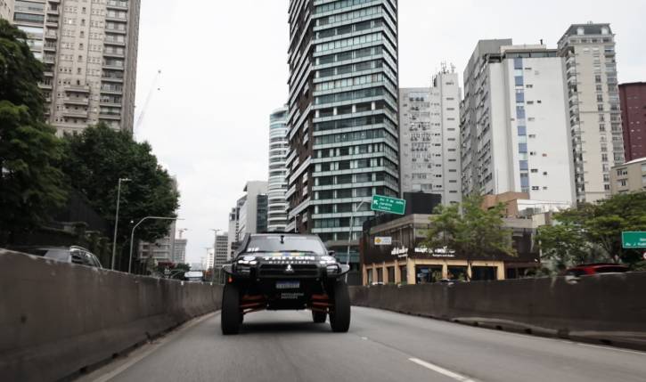 MITSUBISHI MOTORS E VIBRA PROMOVERAM AÇÃO INÉDITA COM  CAMPEÃO GUIGA SPINELLI NA AV. EUROPA